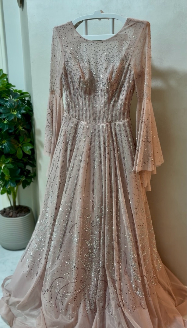 Long-sleeved embroidered evening dress