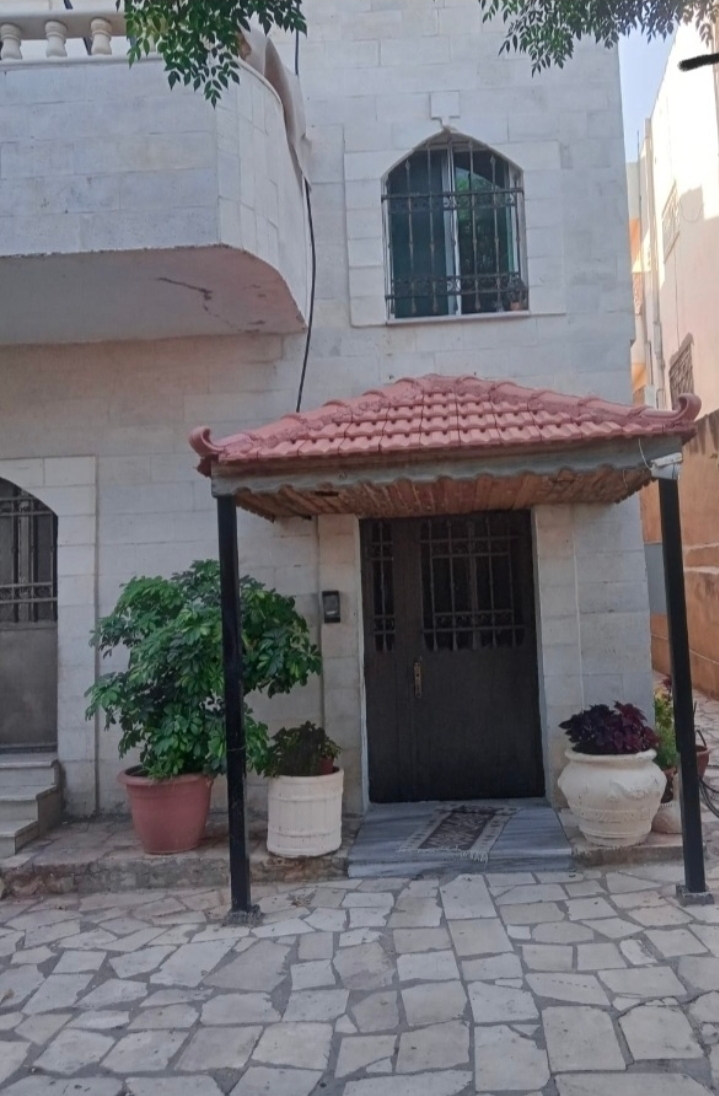 House for sale in Mahas, consisting of two floors and a service room, each floor area is 266 square meters, consisting of 3 bedrooms, a kitchen, a living room, a hall, and a garden with a breathtaking view. Interested parties call 0775323377